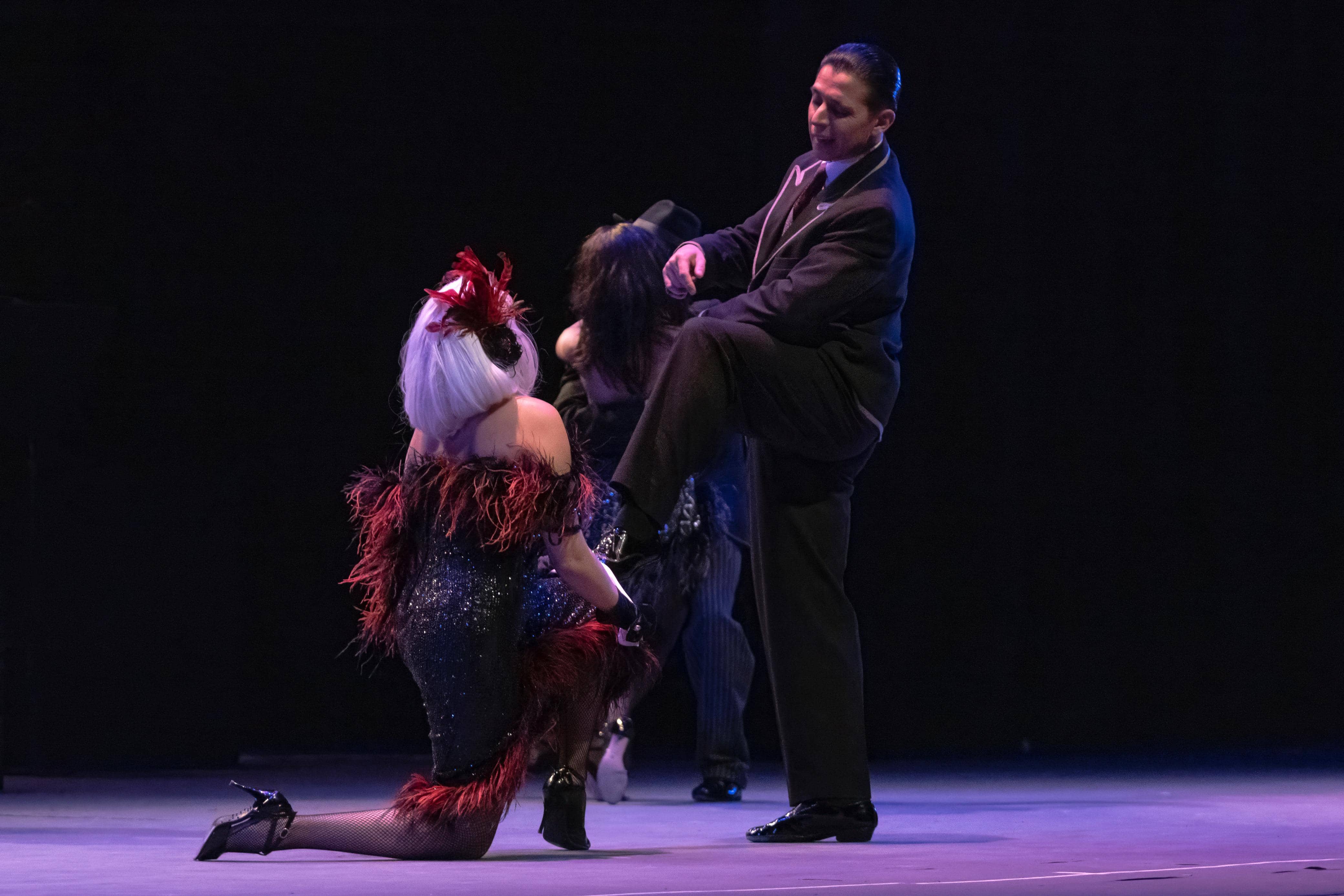 Bailarines de “Forever Tango” recrean los orígenes del tango en escenas cargadas de historia y sensualidad.