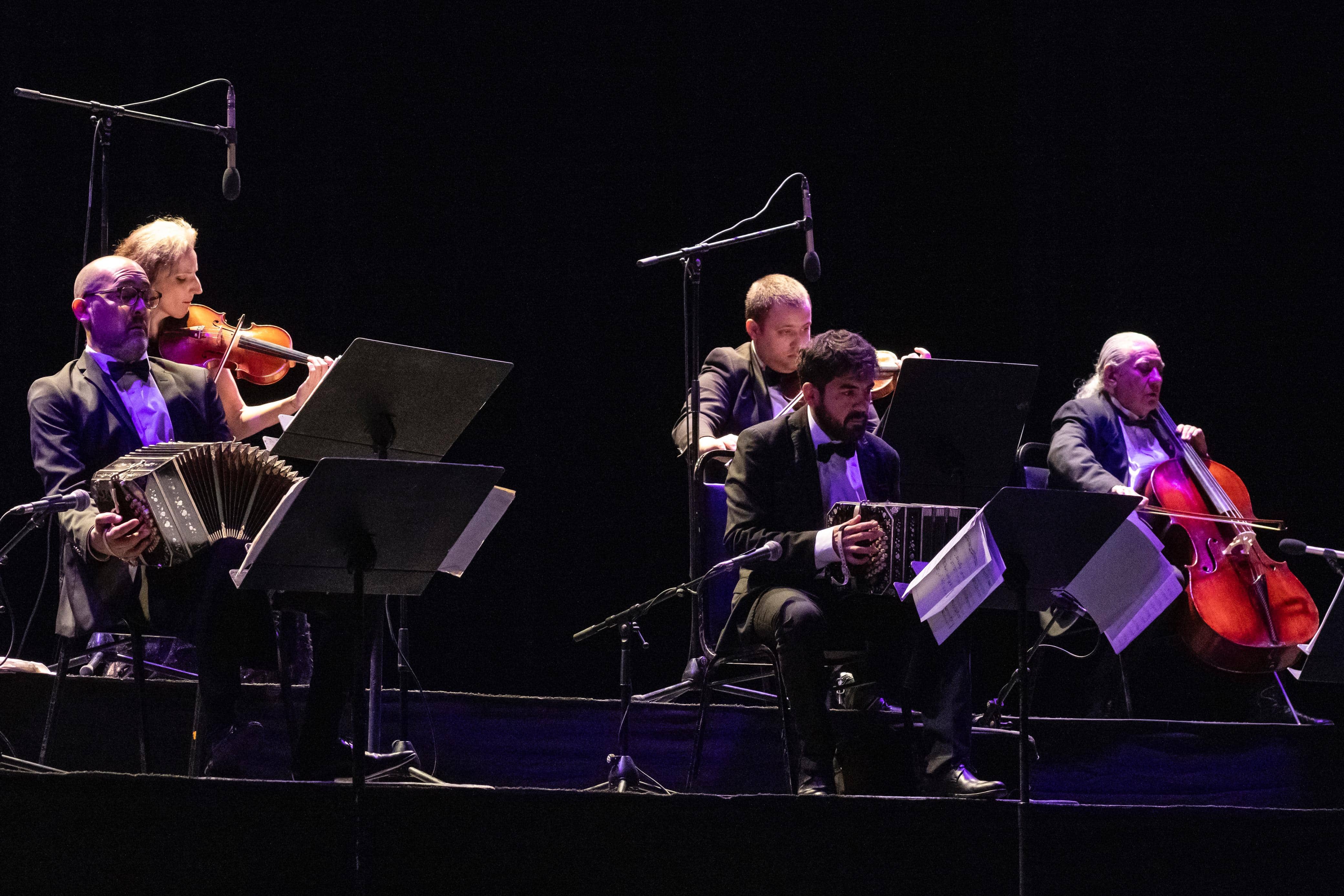 Alguno de los músicos de la orquesta.La música en vivo y los movimientos precisos del elenco de “Forever Tango” envolvieron al público en un viaje por el alma del tango.