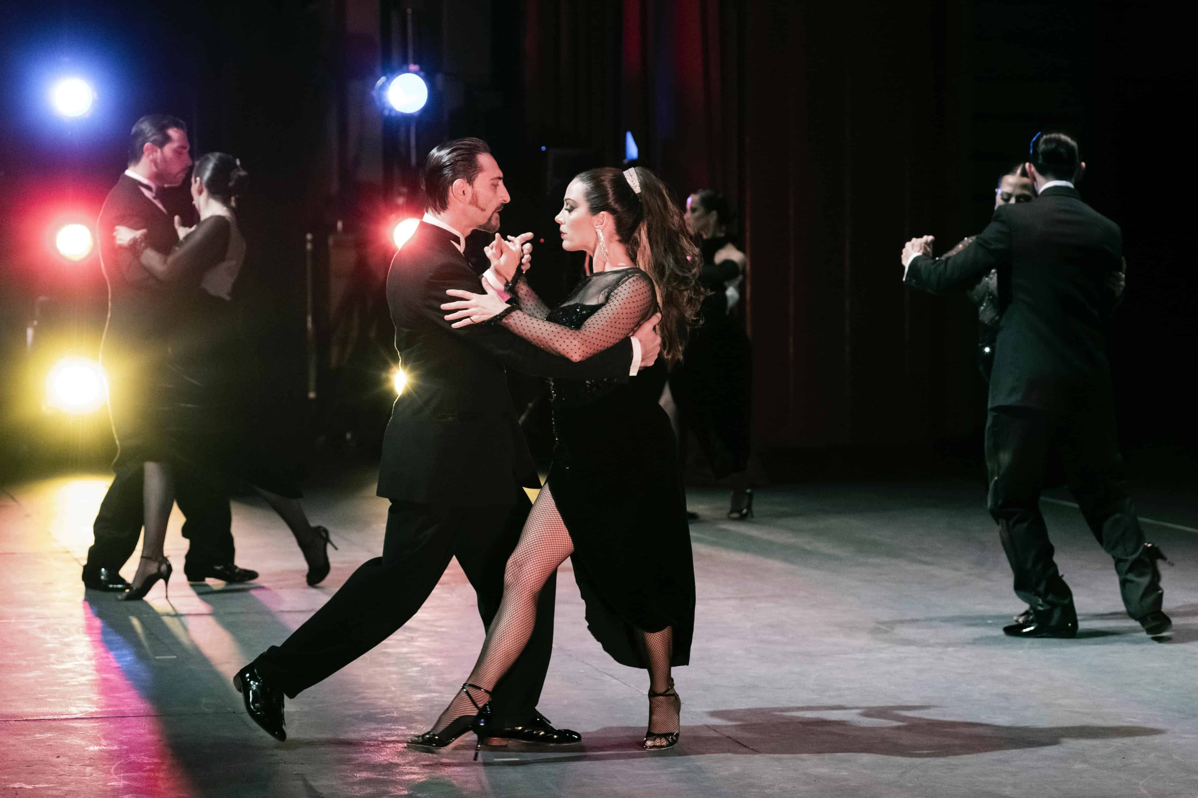 La música en vivo y los movimientos precisos del elenco de “Forever Tango” envolvieron al público en un viaje por el alma del tango.