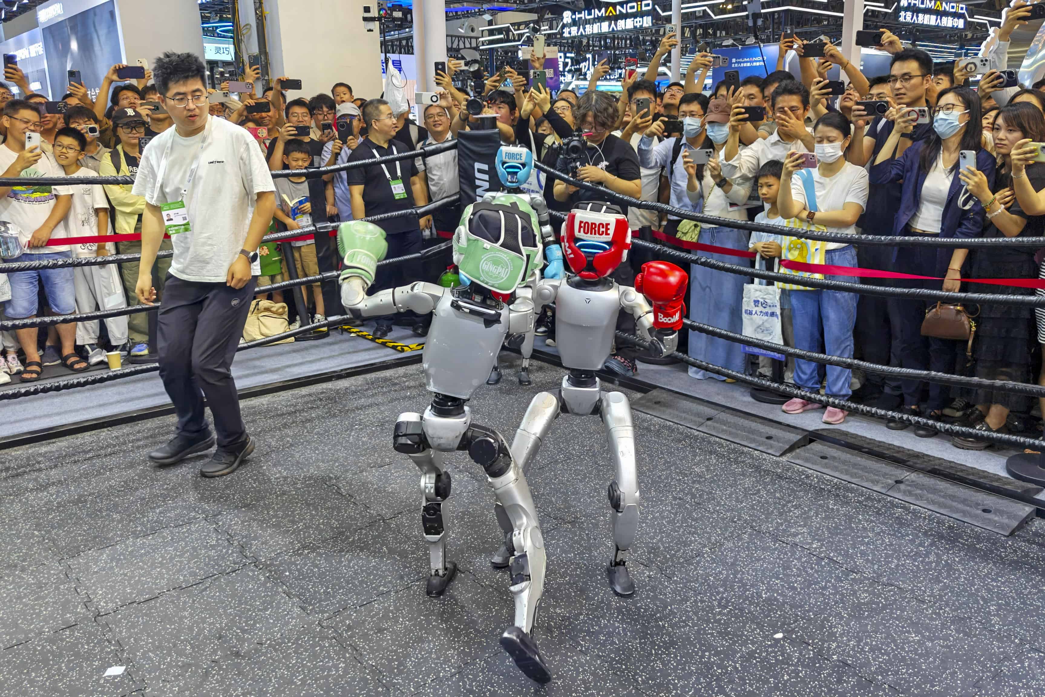 Dos robots boxeadores combaten ante decenas de espectadores en la feria de IA de Shanghai