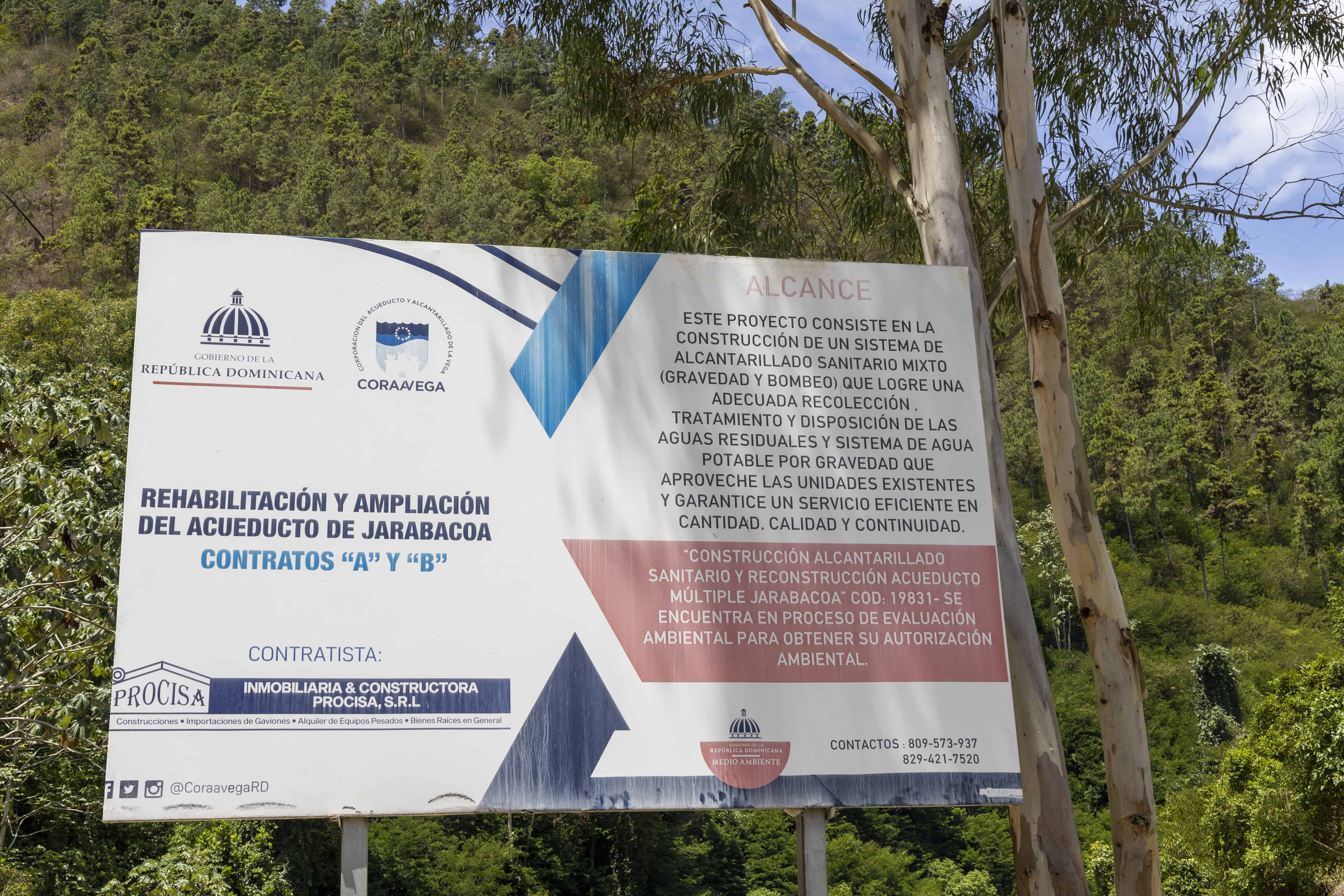Valla del Gobierno en la zona donde se construye el acueducto de Jarabacoa.