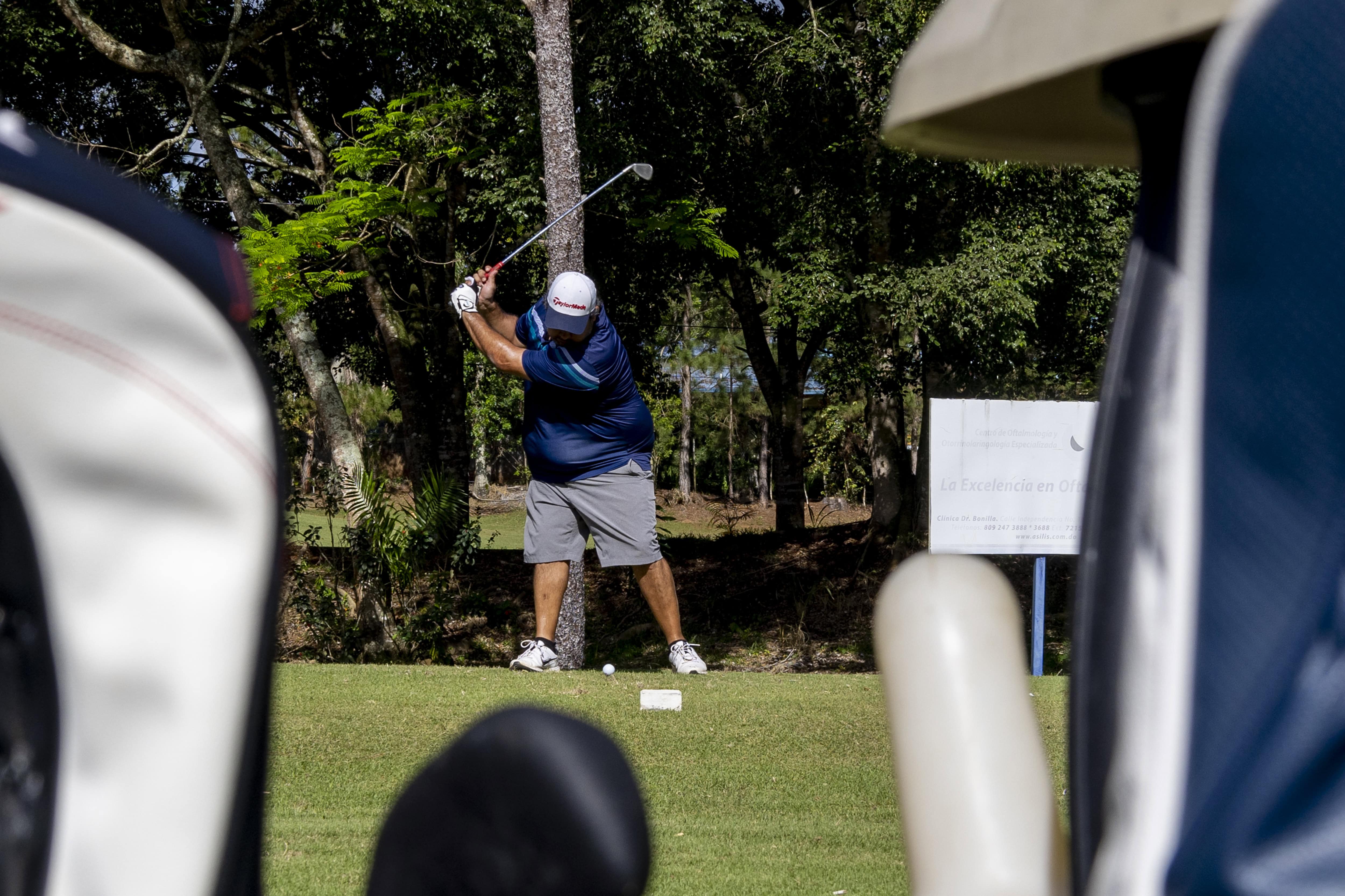 Un golfista juega en el Jarabacoa Golf Club.