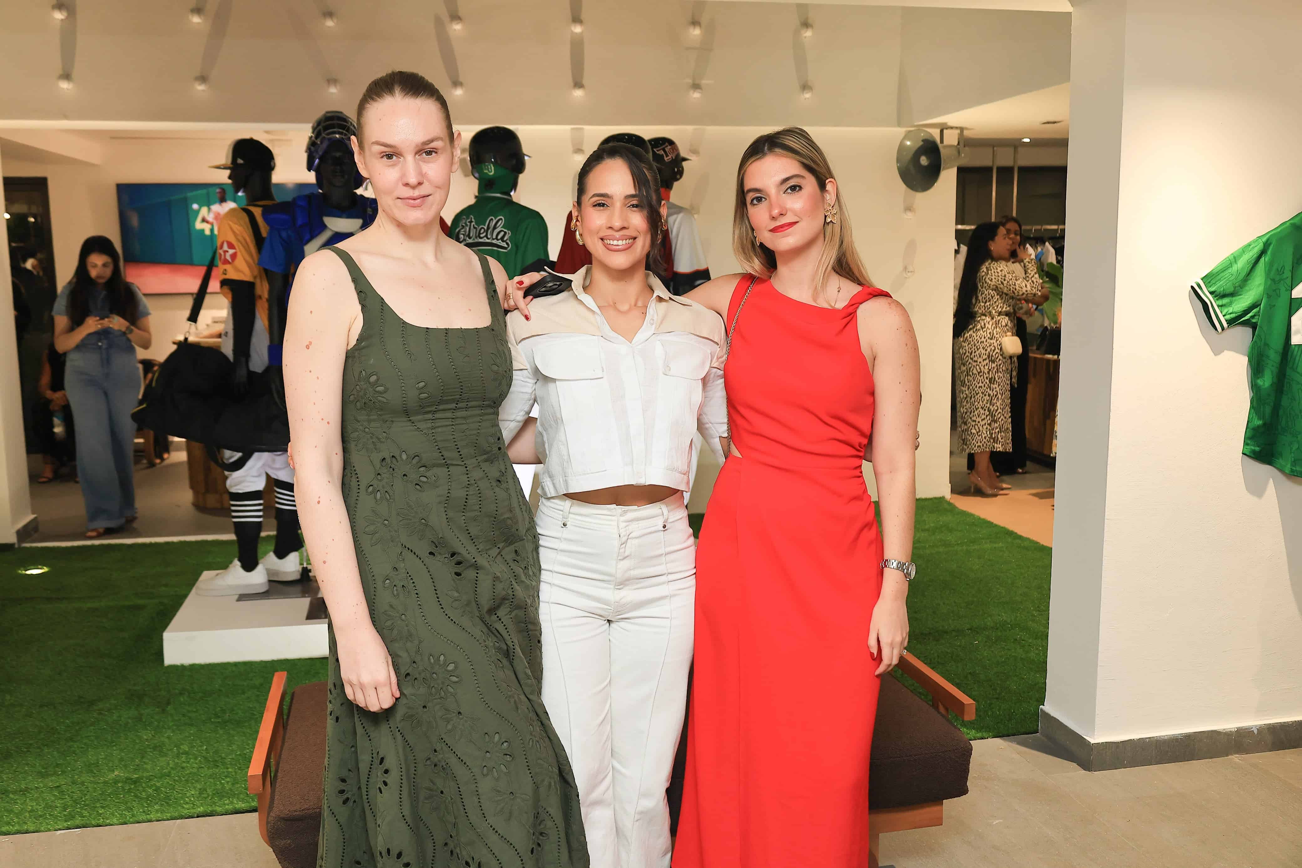 Masha Ponukalova, Natasha Peña y Christina Cabral. 