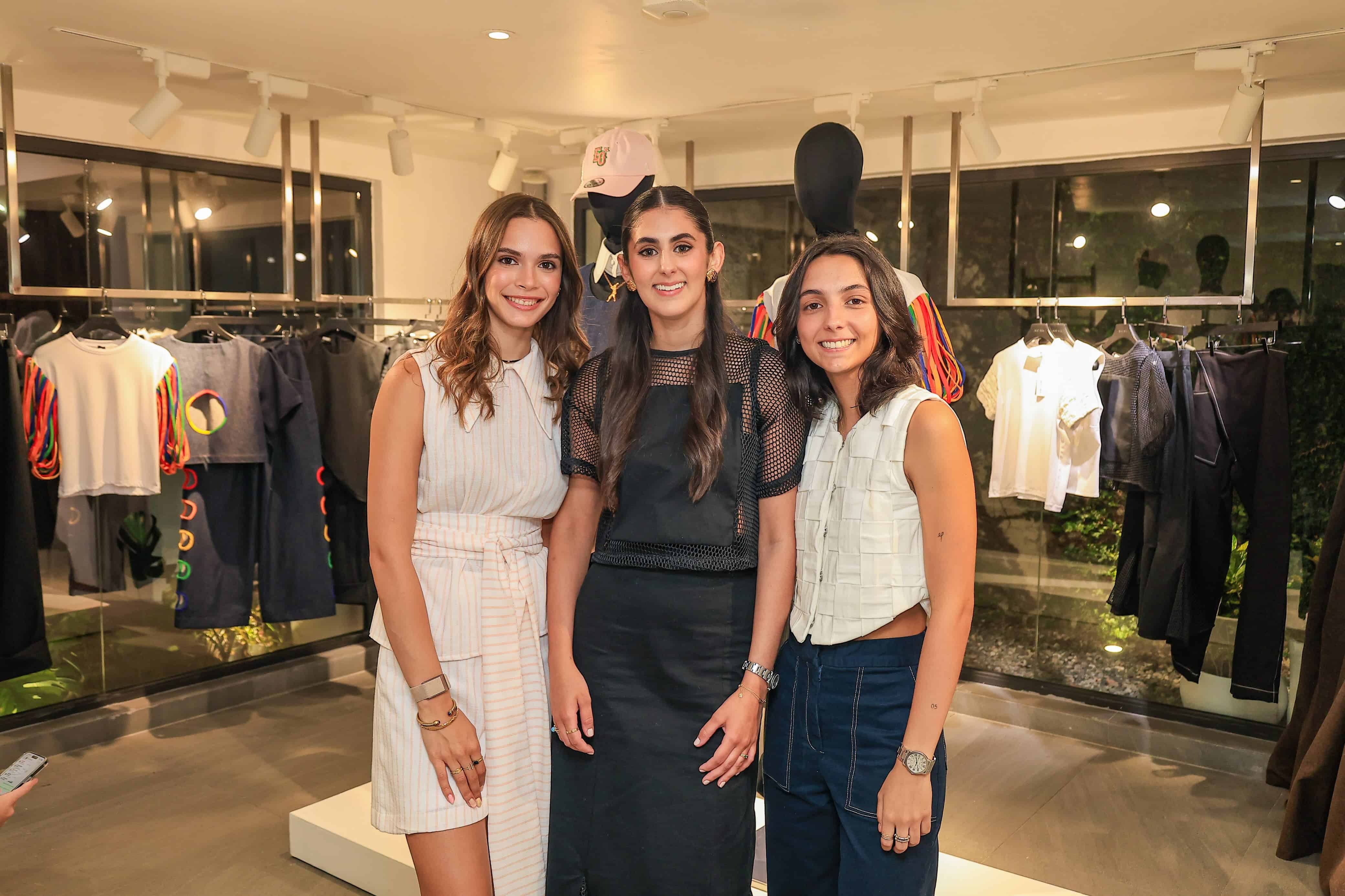 Espacio María Calderón con accesorios de Gher:  Vianni Mateo, María Calderón y María Alejandra Calderón. 