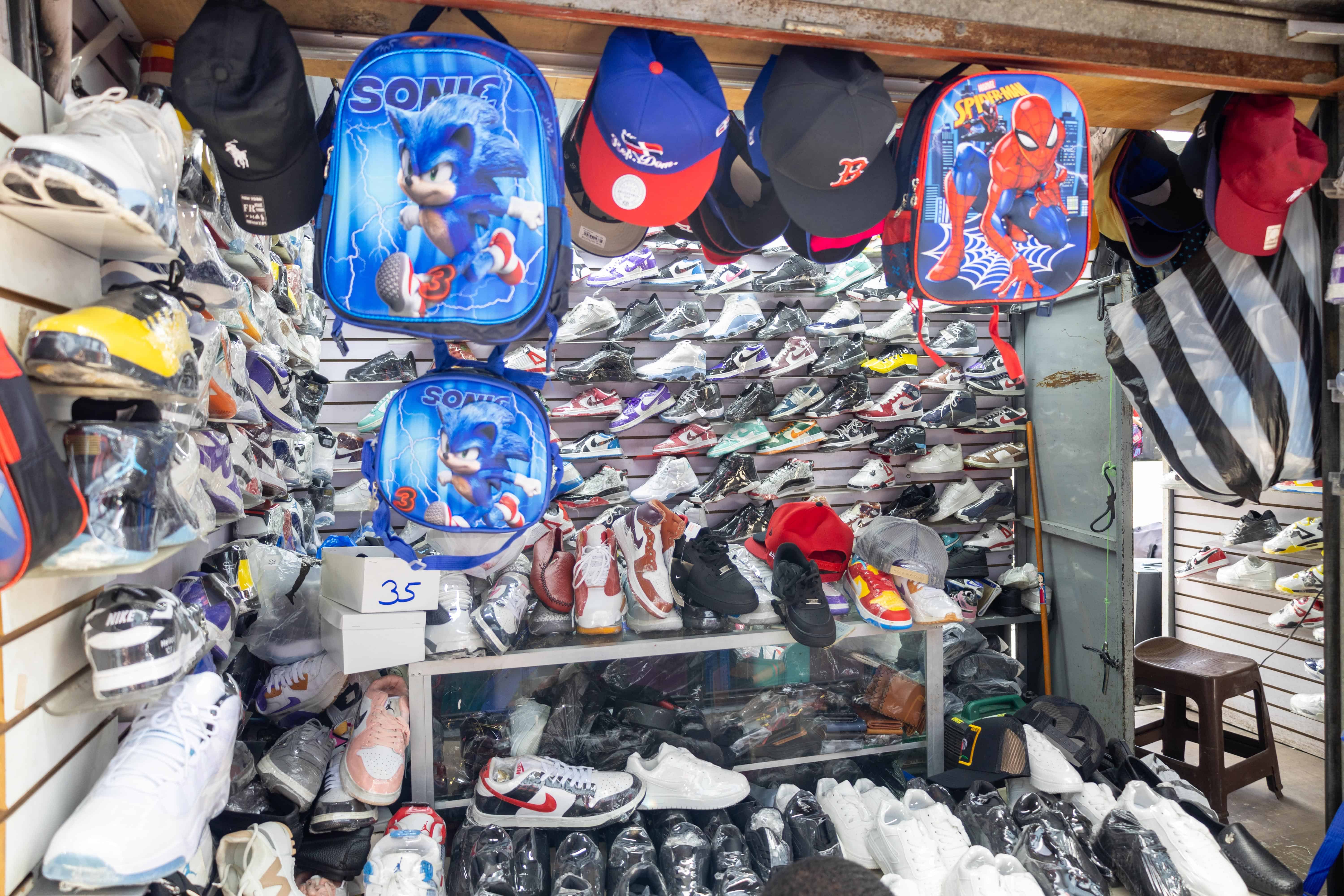 Venta de tenis en la avenida Duarte.