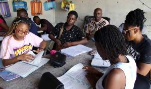 Migrantes de Haití en el sur de México encuentran una esperanza en las clases de español