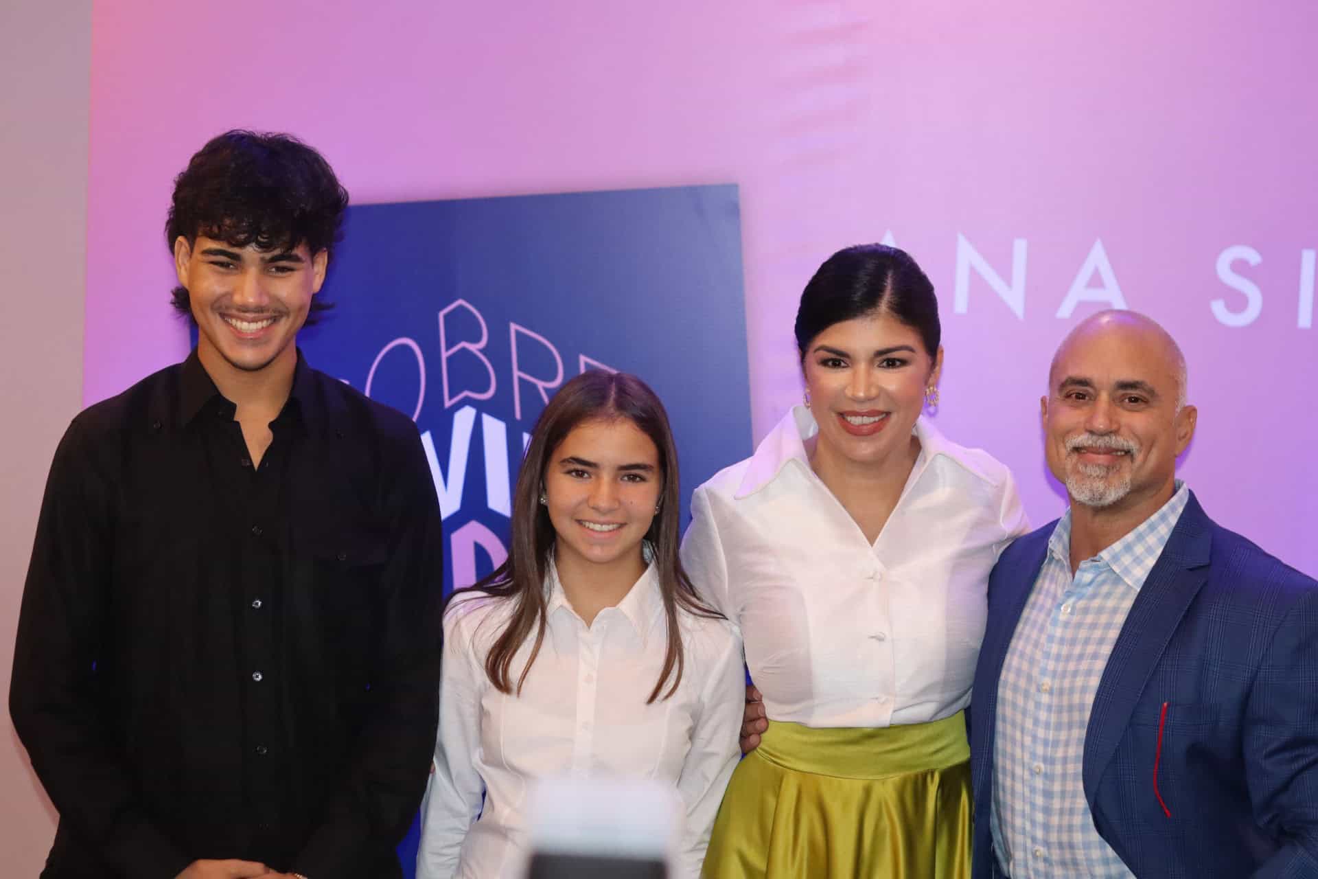 Juan Sebastián, Ana Valentina Cabral Simó, Ana Simó y Juan Carlos Simó.