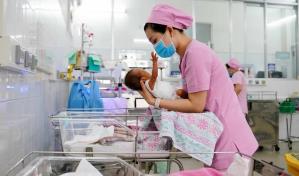 China busca impulsar la natalidad y dará 500 dólares al año por cada niño