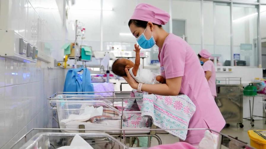 China busca impulsar la natalidad y dará 500 dólares al año por cada niño