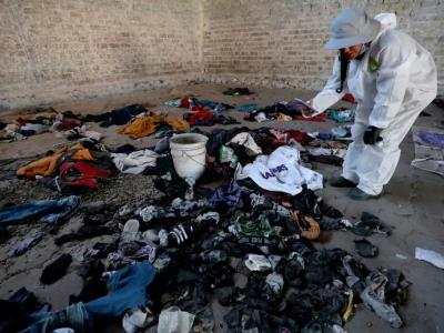 Protestas y angustia crecen tras un mes del hallazgo de 386 cuerpos