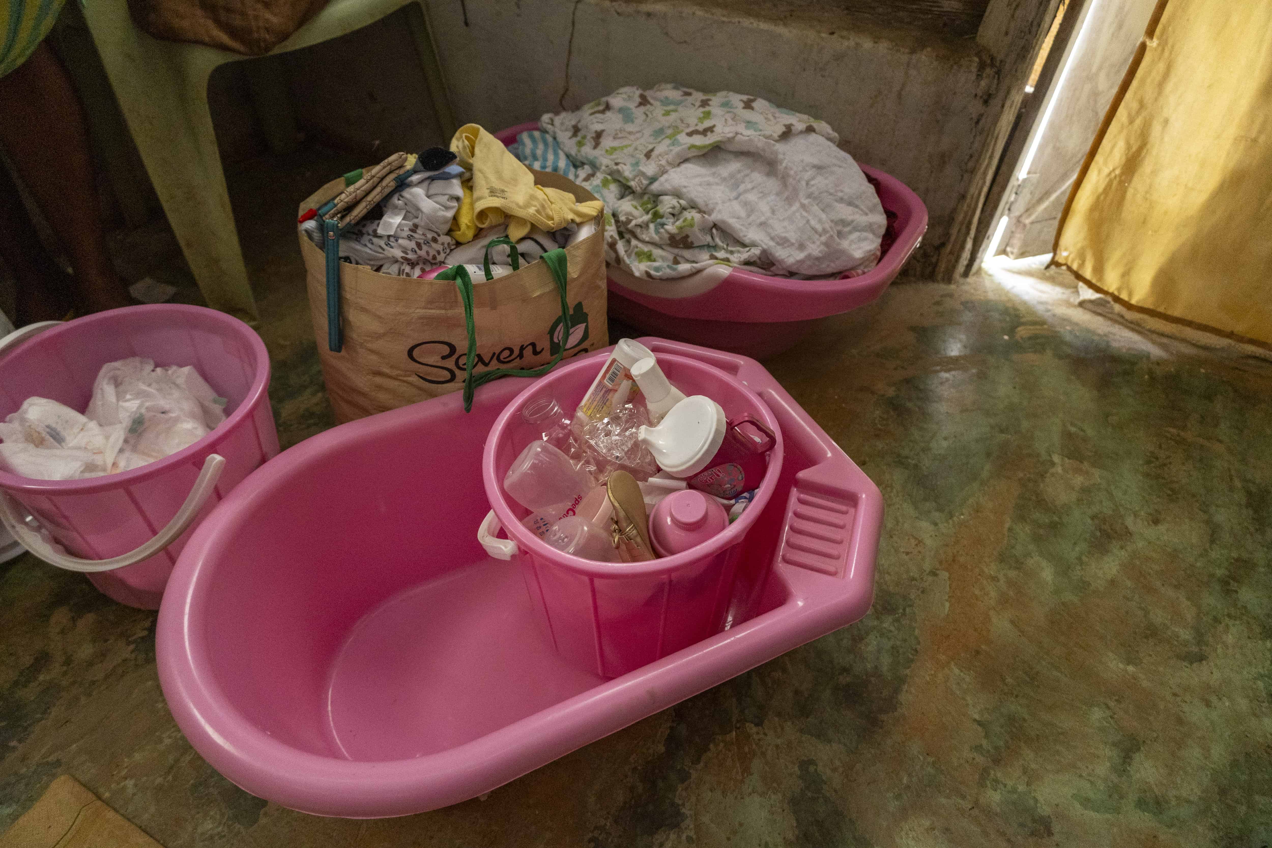 Biberones, pañales y bañeras plásticas arrinconadas en su cuarto.
