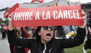 Expresidente colombiano Álvaro Uribe fue hallado culpable por soborno a un paramilitar