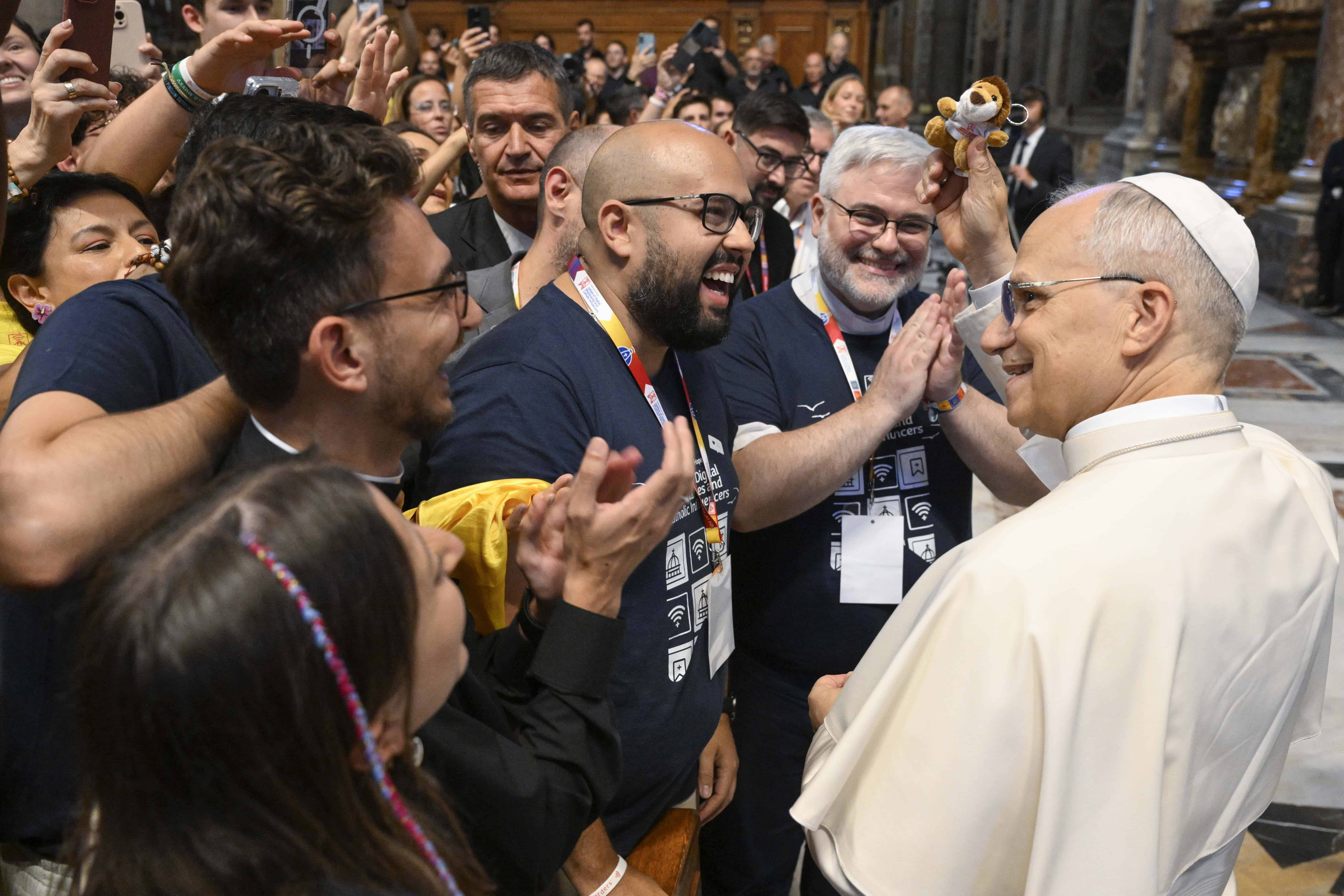 El papa pide a los influencers católicos que lleven la paz a las redes sociales
