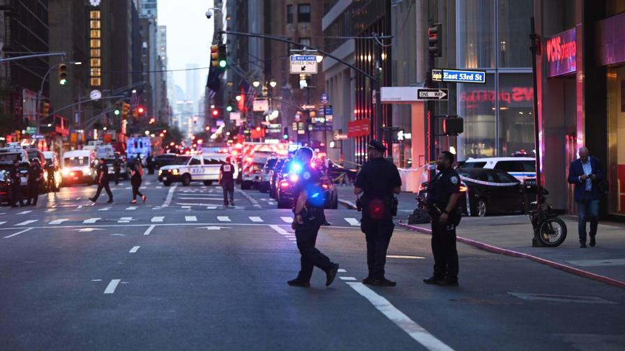 Cinco muertos en un tiroteo en Nueva York, entre ellos un policía Cinco muertos en un tiroteo en Nueva York, entre ellos un policía