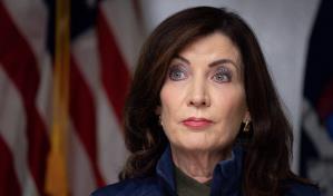 Gobernadora de Nueva York pide a Congreso que encare al lobby de armas tras tiroteo masivo