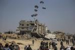 Jordania y Emiratos lanzan 15 toneladas de ayuda sobre Gaza por tercer día consecutivo Jordania y Emiratos lanzan 15 toneladas de ayuda sobre Gaza por tercer día consecutivo
