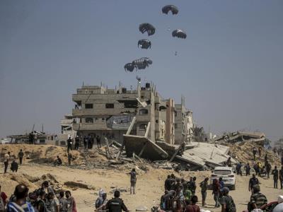 Jordania y Emiratos lanzan 15 toneladas de ayuda sobre Gaza