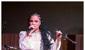 La cantante Martha Heredia canta en Cabarete durante "La Noche en Blanco"