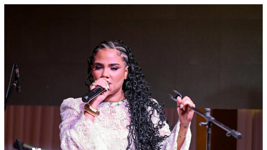 La cantante Martha Heredia canta en Cabarete durante "La Noche en Blanco"