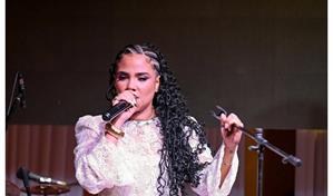 Martha Heredia lleva a su bebé a casa tras el alta médica