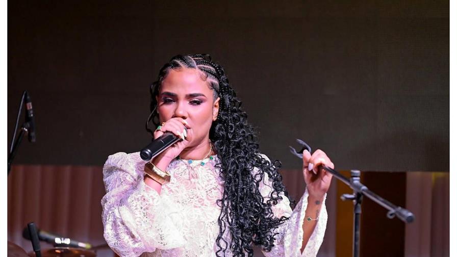 Martha Heredia lleva a su bebé a casa tras el alta médica