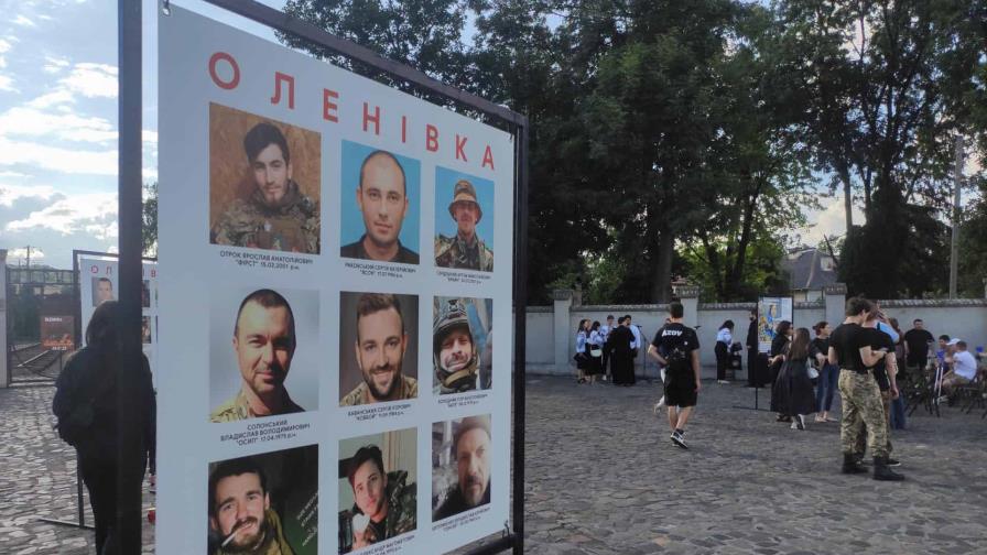 Ucrania pide justicia al conmemorar a los 53 soldados asesinados en cautiverio ruso