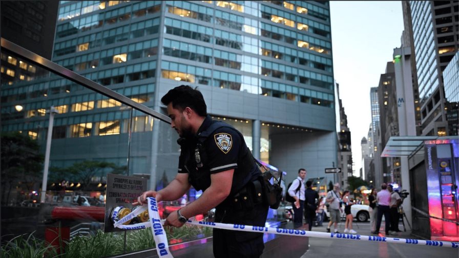 Al menos cuatro muertos, incluido un policía, en tiroteo en Nueva York, confirma alcalde Al menos cuatro muertos, incluido un policía, en tiroteo en Nueva York, confirma alcalde