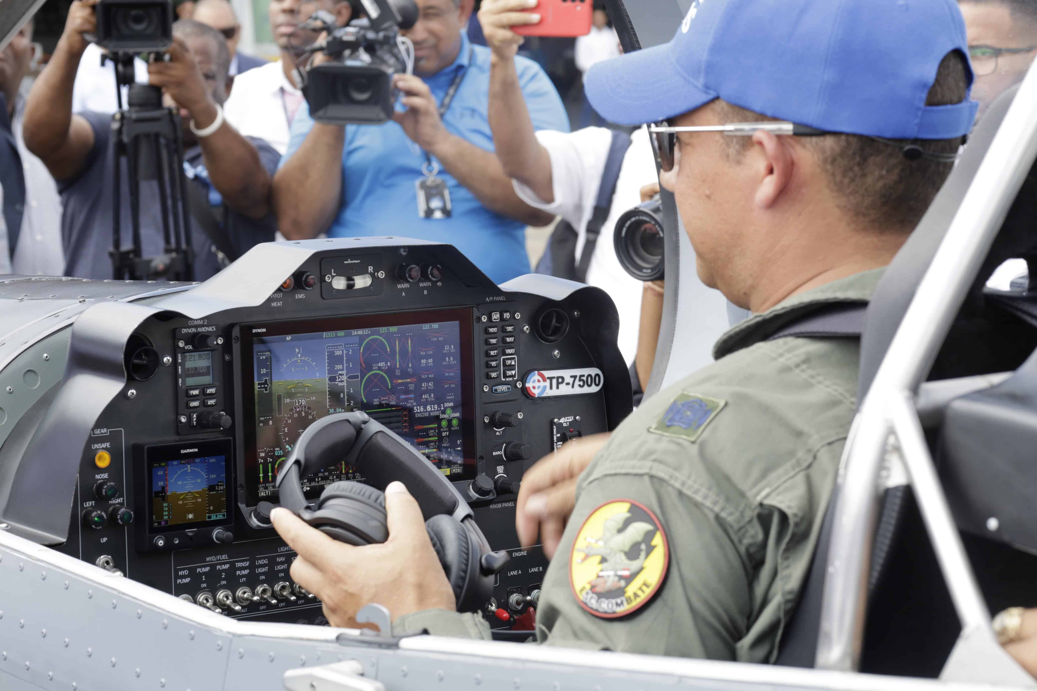 Piloto de un avión Dulus TP-75 en la Base Aérea de San Isidro el 29 de julio de 2025.