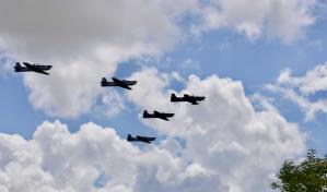 El presidente Abinader supervisa el ensamblaje de los aviones dominicanos TP-75 Dulus