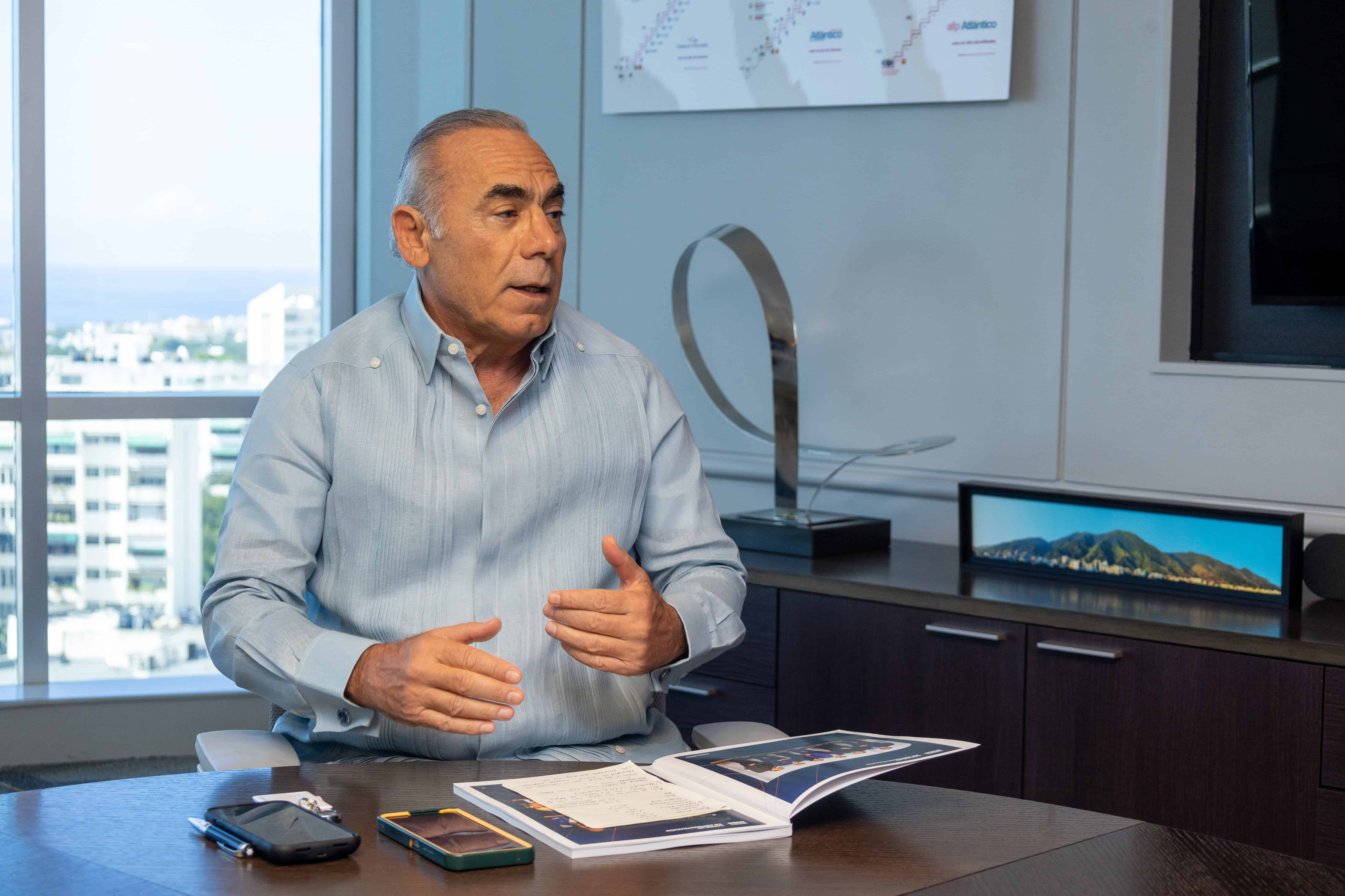 Emilio Hasbún, presidente del Banco Atlántico de Ahorro y Crédito, recibió al equipo de Diario Libre en las oficinas de la entidad.