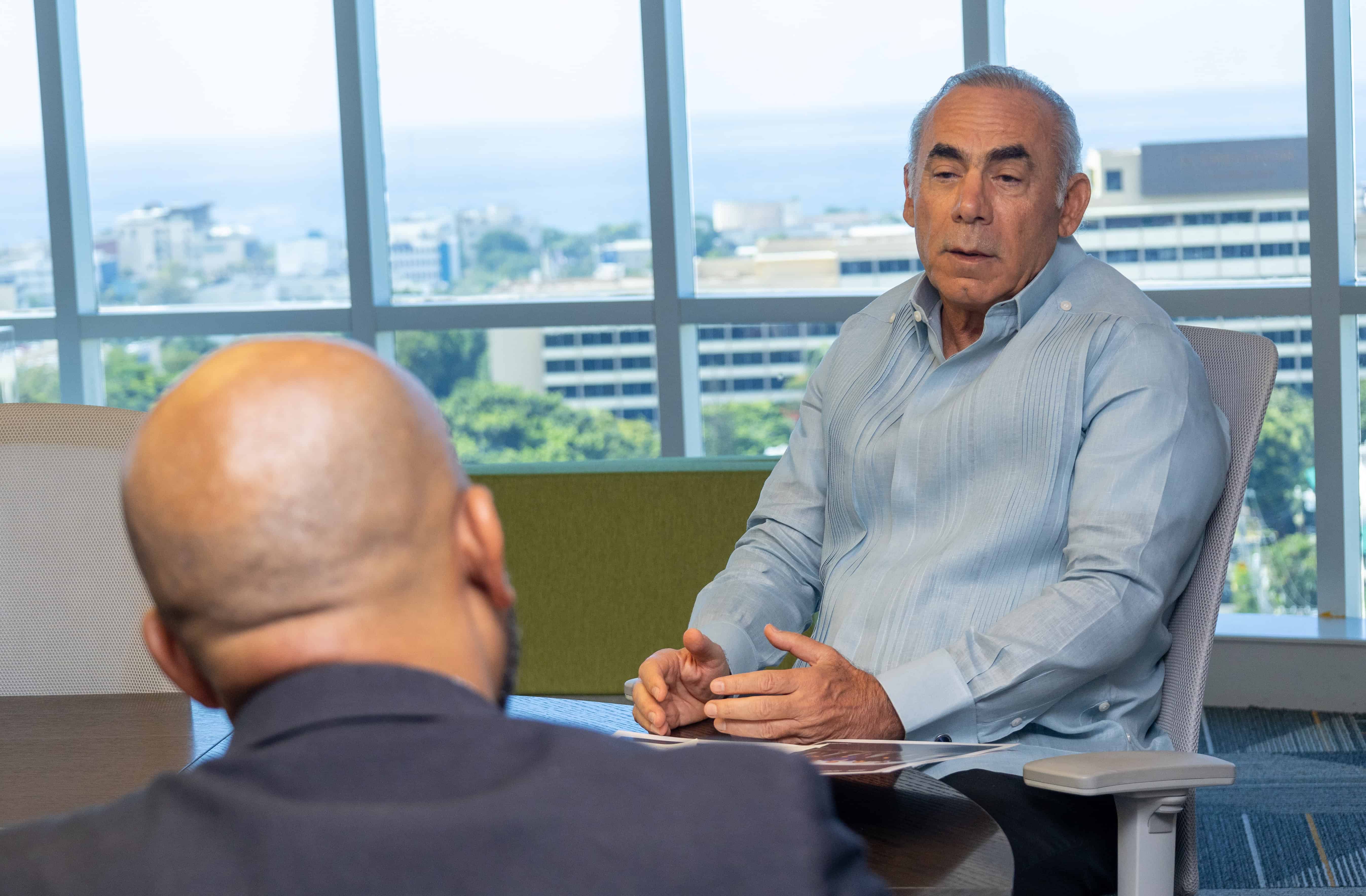Emilio Hasbún, presidente del Banco Atlántico de Ahorro y Crédito, conversa con un periodista de Diario Libre.