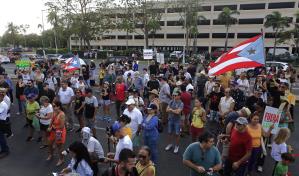 Activistas protestan en San Juan contra el operador eléctrico de Puerto Rico