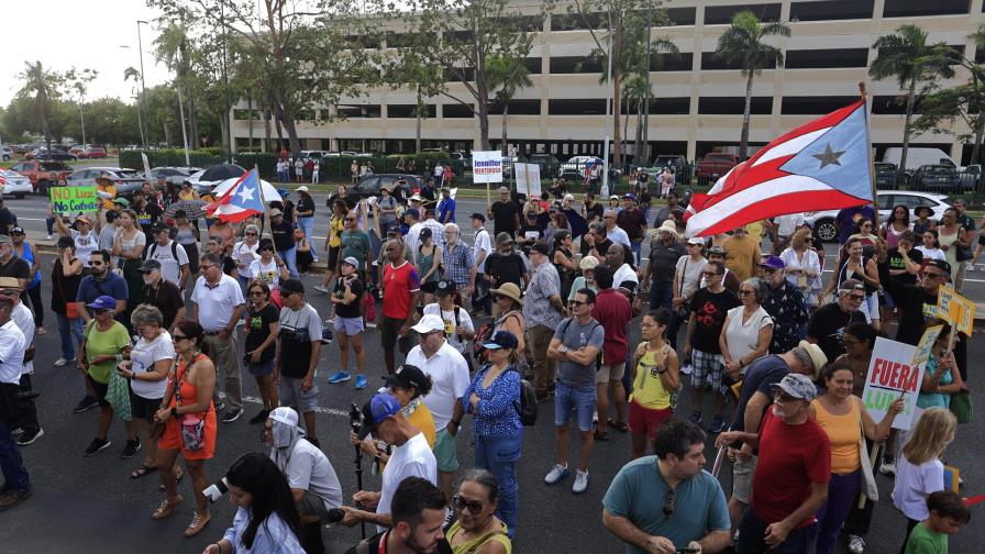 Activistas protestan en San Juan contra el operador eléctrico de Puerto Rico