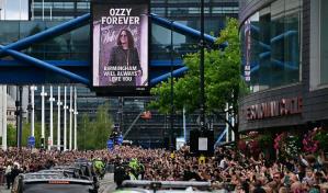Multitud despide a Ozzy Osbourne en emotivo cortejo f&uacute;nebre en Birmingham