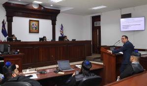 Alexis Medina afirma que lo pusieron a trapear la cárcel y le dieron sopa con un puño de cabello