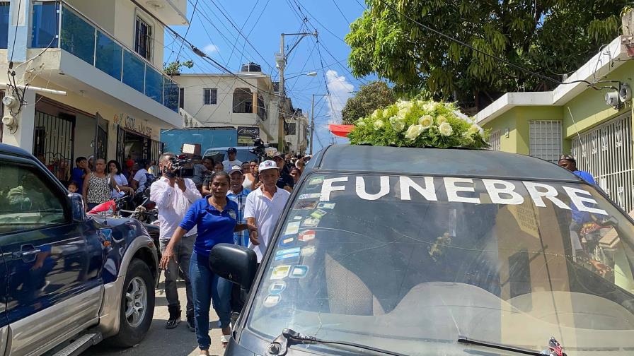 Fallece joven que intentó salvar a sus hijos en incendio en Santiago; su esposo también murió