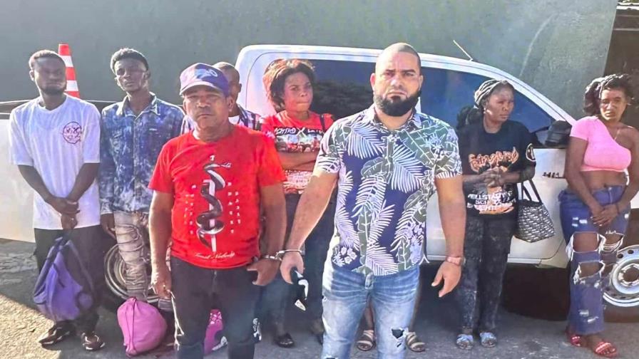 Obras Públicas cancela a empleado detenido por transportar haitianos indocumentados Obras Públicas cancela a empleado detenido por transportar haitianos indocumentados