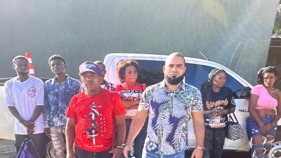 Funcionario de Obras Públicas en Dajabón es apresado transportando 10 haitianos indocumentados Funcionario de Obras Públicas en Dajabón es apresado transportando 10 haitianos indocumentados