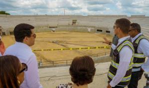 David Collado supervisa trabajos de la Plaza de Toros en El Seibo