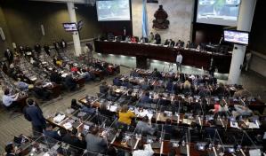 Violento incidente en Parlamento de Honduras deja un herido y varios diputados golpeados