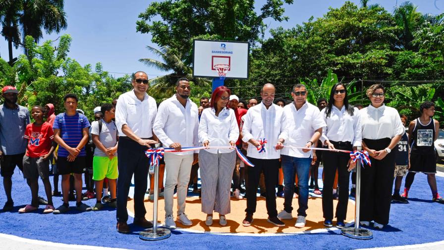 Juega RD Banreservas reconstruye dos canchas en Samaná