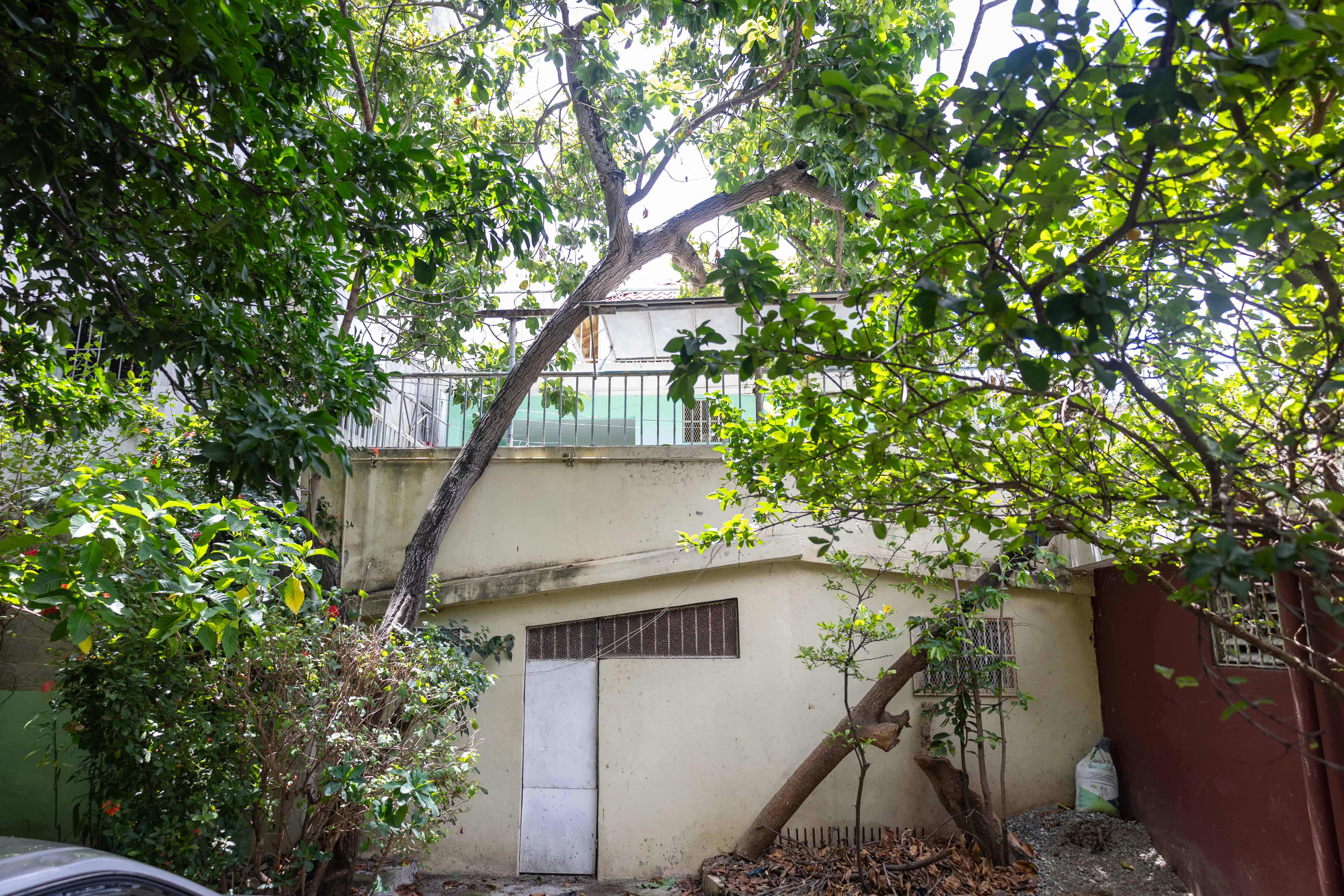 La parte trasera de la vivienda que desagua por el frente de sus vecinos.