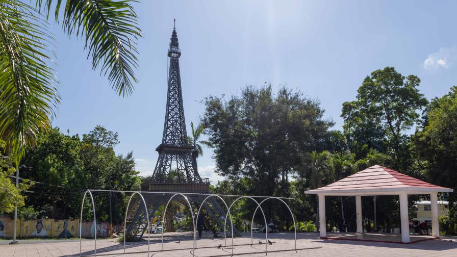 Del orgullo al peligro: la réplica de la Torre Eiffel rodeada de delincuencia y abandono