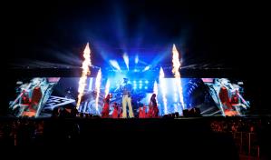 Anuel brinda una noche de trap a sus fans que son "Real hasta la muerte" en el Quisqueya