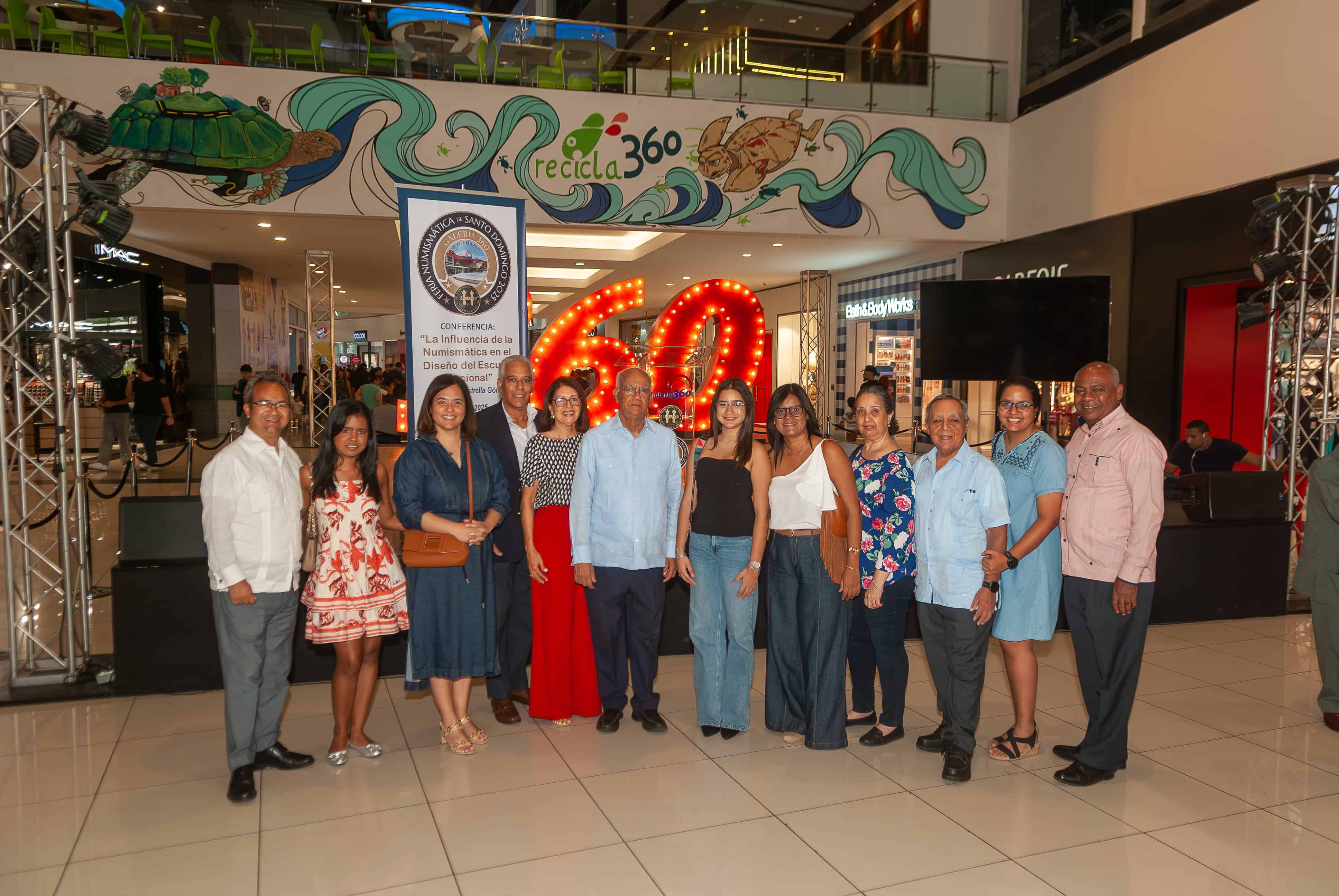 Familias y coleccionistas recorrieron la exhibición de billetes y medallas, descubriendo piezas únicas de gran valor histórico.