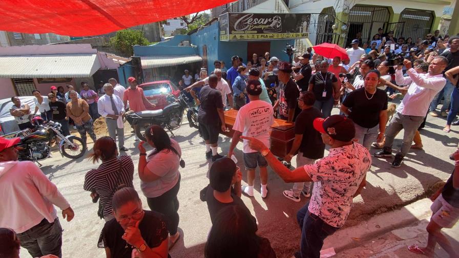 Familiares claman ayuda del Gobierno para niños huérfanos tras incendio en Santiago Oeste