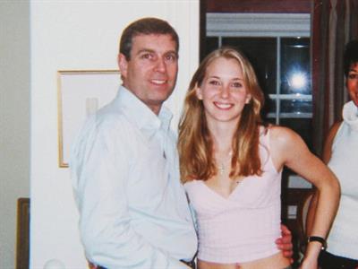 Correos confirman que la foto del expríncipe Andrés y Giuffre es real