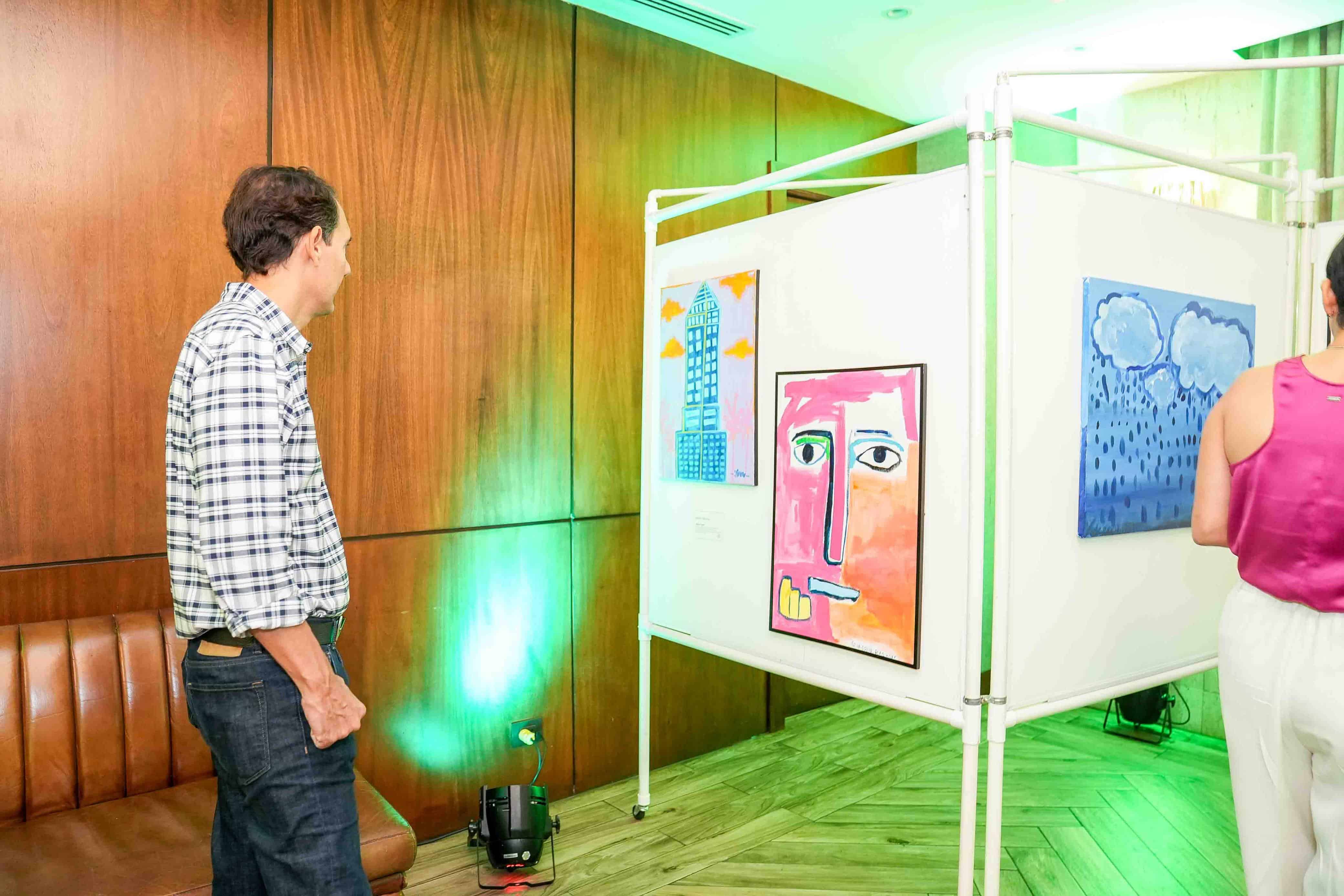 Obras creadas por los jóvenes de la Fundación Yo También Puedo, inspiradas en la ciudad de Miami, forman parte de la exposición "Arte con Propósito" en Santo Domingo.