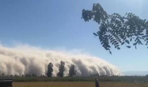 Una gran tormenta de arena y polvo cubre la costa sur de Perú