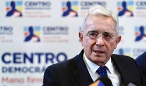 Álvaro Uribe recibe la boleta de libertad y convoca de inmediato a un primer acto público